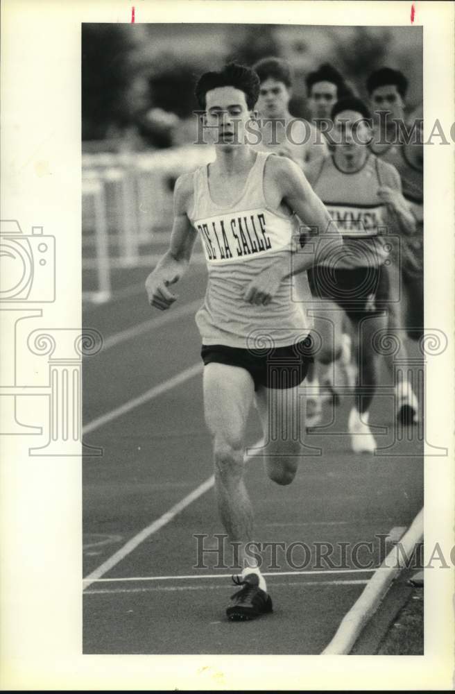 1990 Press Photo De La Salle Matt Shuler wins 1600-meter at Tulane track.- Historic Images