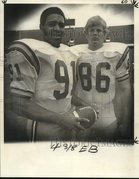 1977 Press Photo Louisiana State University ends Lew Sibley and John Adams- Historic Images