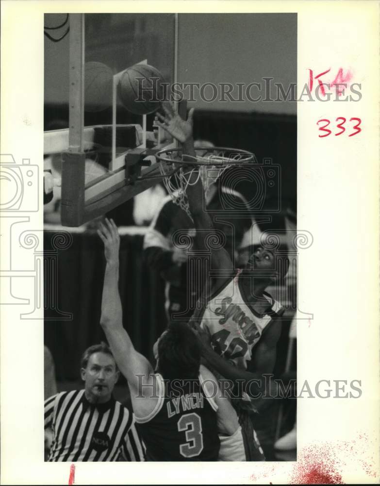 1990 Press Photo Tony Scott reaches for basketball rebound against Kevin Lynch- Historic Images