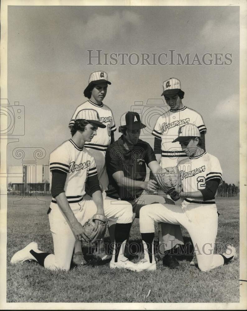 1974 Press Photo Abramson baseball Ken Vidrine poses with pitching staff- Historic Images