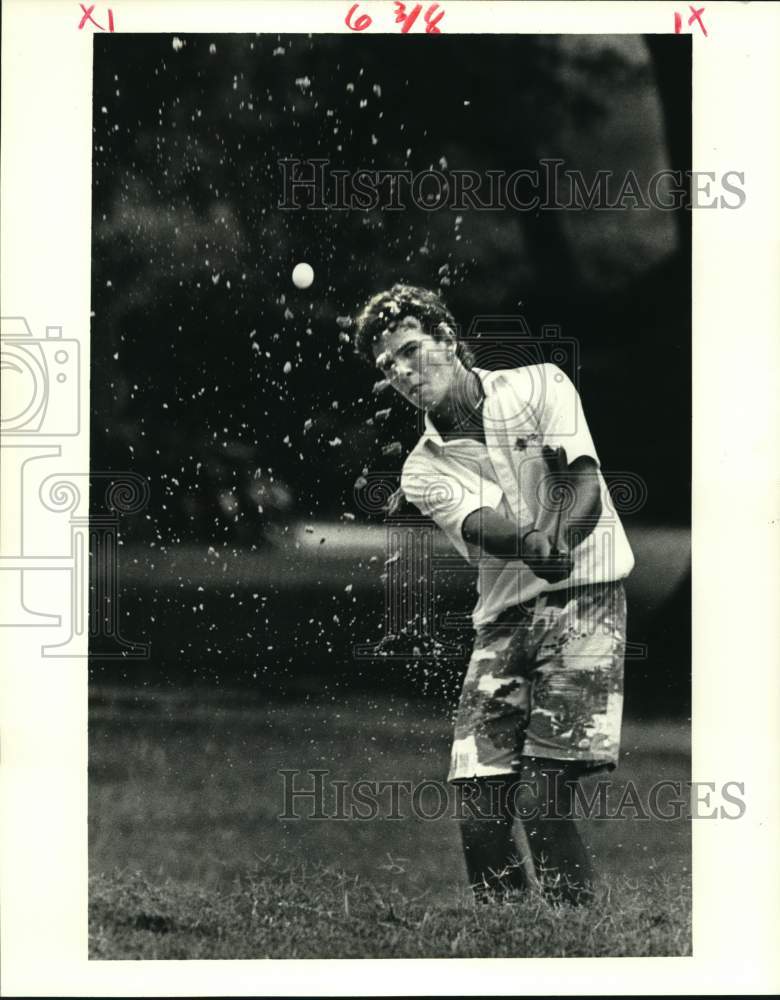 1986 Press Photo Golfer Chris Shuler hits from Audubon Park hole 10 sand trap.- Historic Images
