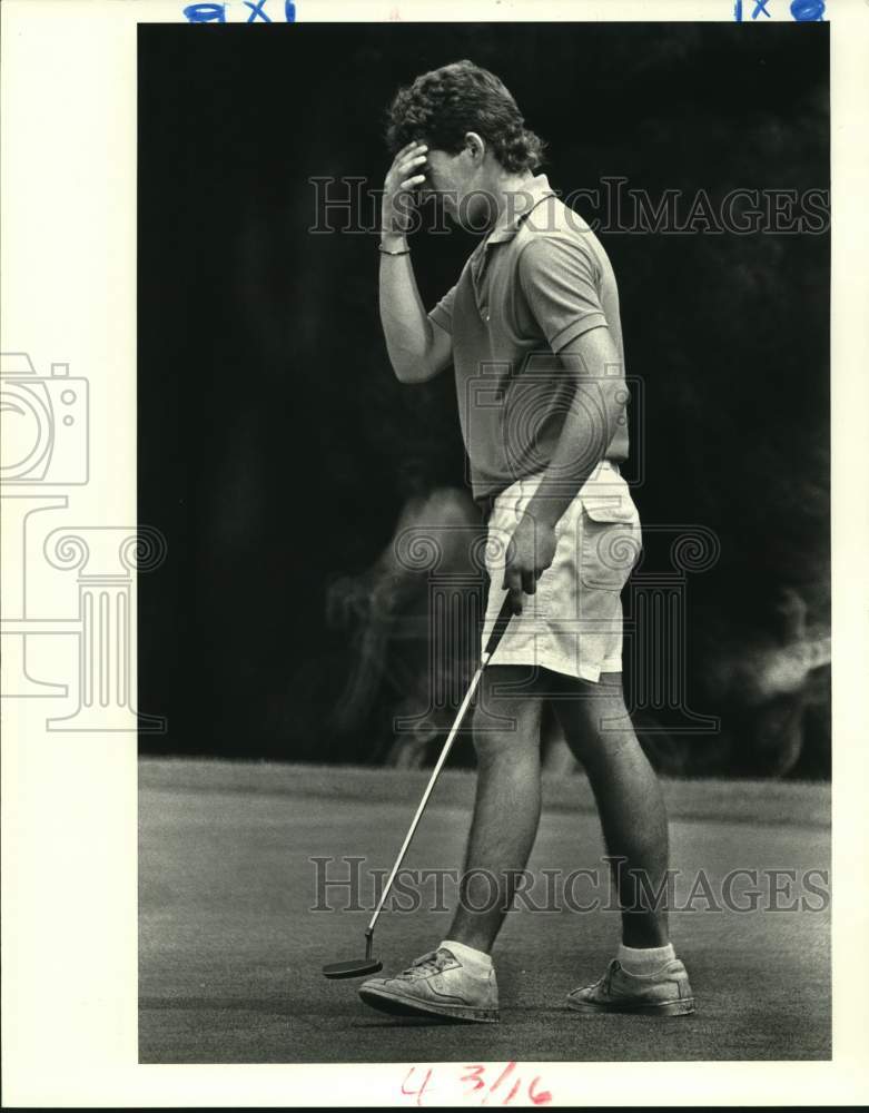 1986 Press Photo Golfer Chris Shuler reacts to 18th green putt at Audubon Park- Historic Images
