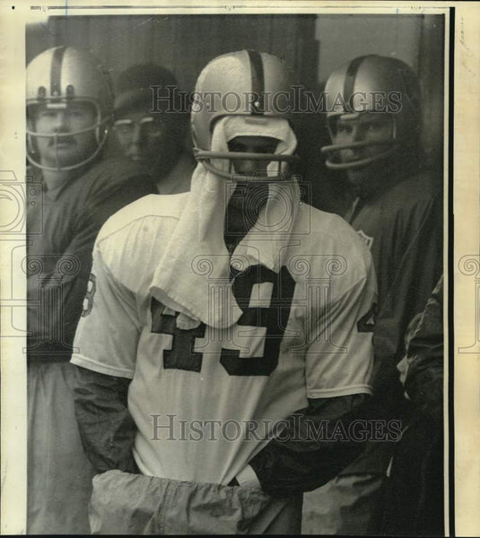 1973 Press Photo Oakland Raiders' Mike Siani wears towel under helmet in rain- Historic Images