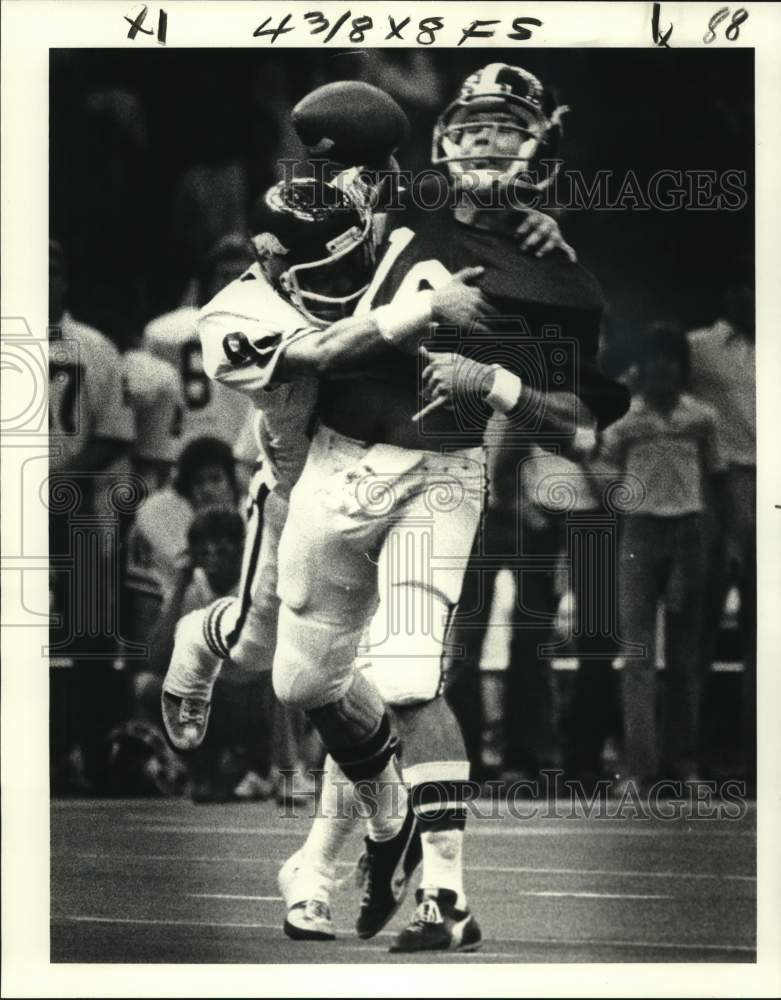 1980 Press Photo Arkansas&#39; Billy Ray Smith sacks Alabama&#39;s Steadman Shealy- Historic Images