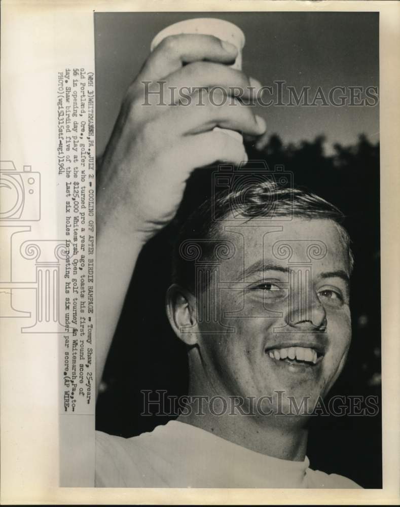 1964 Press Photo Golfer Tommy Shaw toasts first round of Whitemarsh Tourney- Historic Images