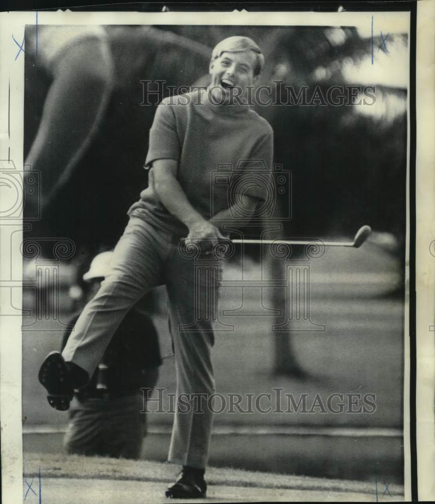 1969 Press Photo Golfer Tom Shaw does victory dance at Miami Open&#39;s 8th hole- Historic Images