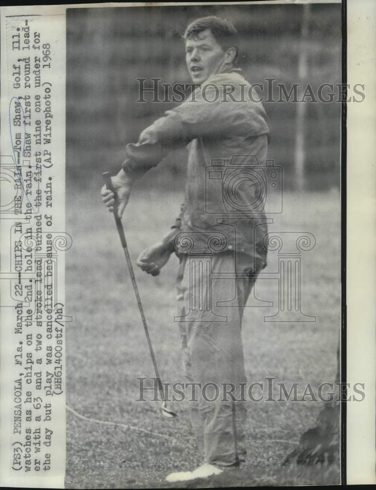 1968 Press Photo Golfer Tom Shaw watches chip on 2nd hole in rain. - nos35621- Historic Images