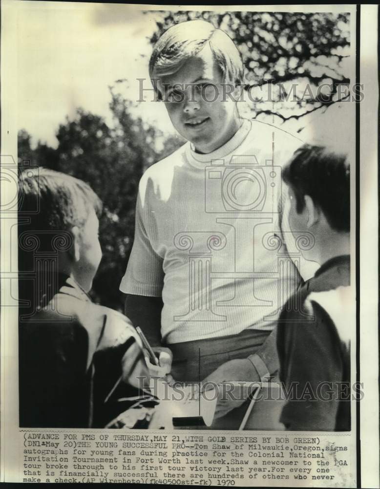 1970 Press Photo Golfer Tom Shaw signs autographs, Colonial National Invitation- Historic Images