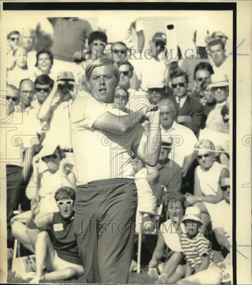 1969 Press Photo Golfer Tom Shaw kept his lead at Pleasant Valley Avco Classic- Historic Images