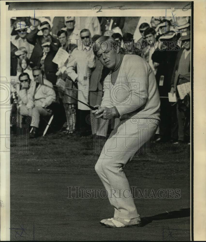 1971 Press Photo Golfer Tom Shaw makes his putt. - nos35626- Historic Images