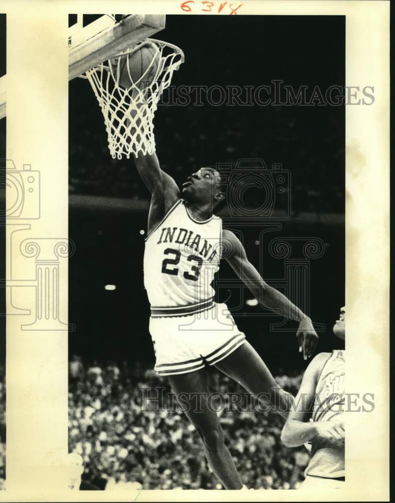 1987 Press Photo Indiana&#39;s basketball player Keith Smart lays up for point- Historic Images