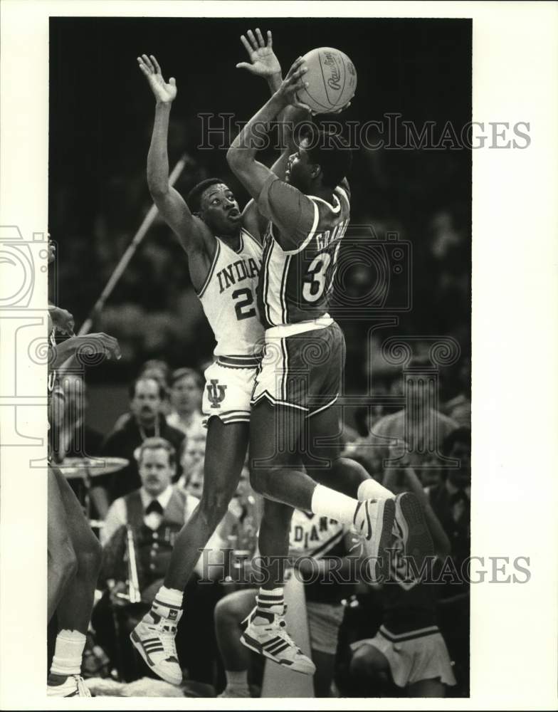 1987 Press Photo Indiana&#39;s Smart attempts to block UNLV&#39;s Gary Graham- Historic Images