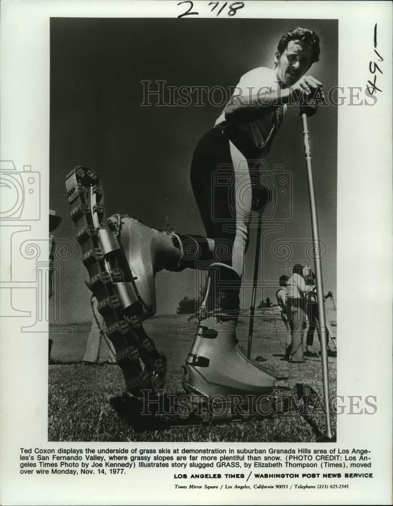 1977 Press Photo Ted Coxon displays underside of grass skis - nos35656- Historic Images