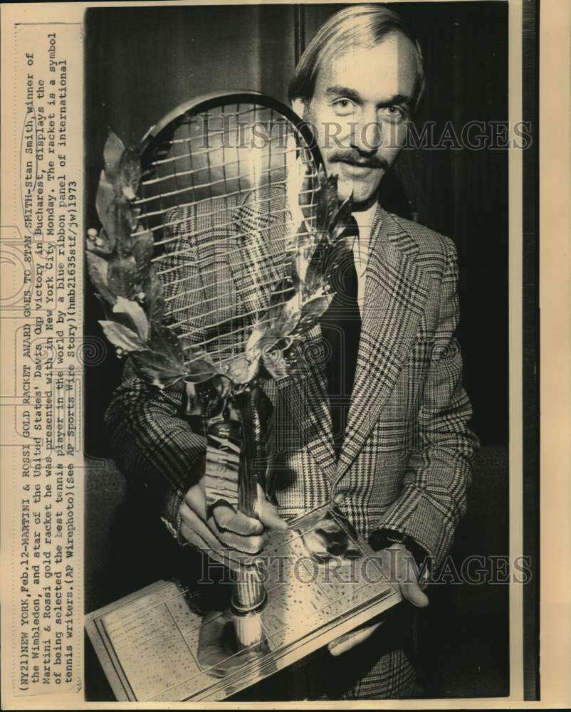 1973 Press Photo Tennis great Stan Smith displays Martini &amp; Rossi gold racket.- Historic Images