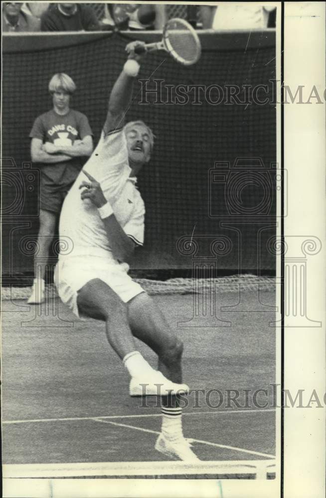 1971 Press Photo Stan Smith slams the ball to Ion Tiriac in the Davis Cup.- Historic Images