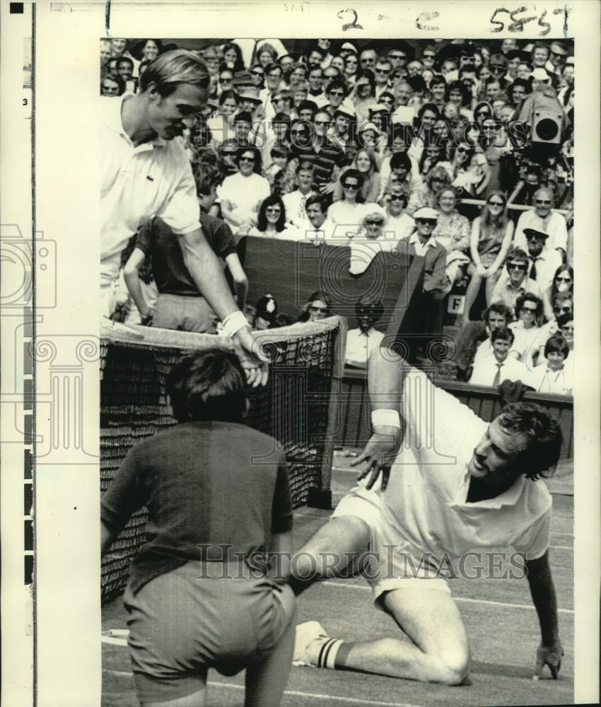 1971 Press Photo Tennis-Stan Smith offers a hand to John Newcombe at Wimbledon.- Historic Images