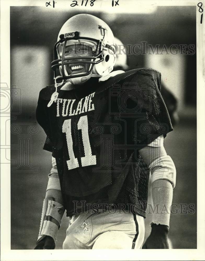 1981 Press Photo Tulane&#39;s football wave safety Tyrone Smith looking to Maryland.- Historic Images