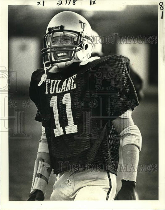 1981 Press Photo Tulane's football wave safety Tyrone Smith looking to Maryland.- Historic Images