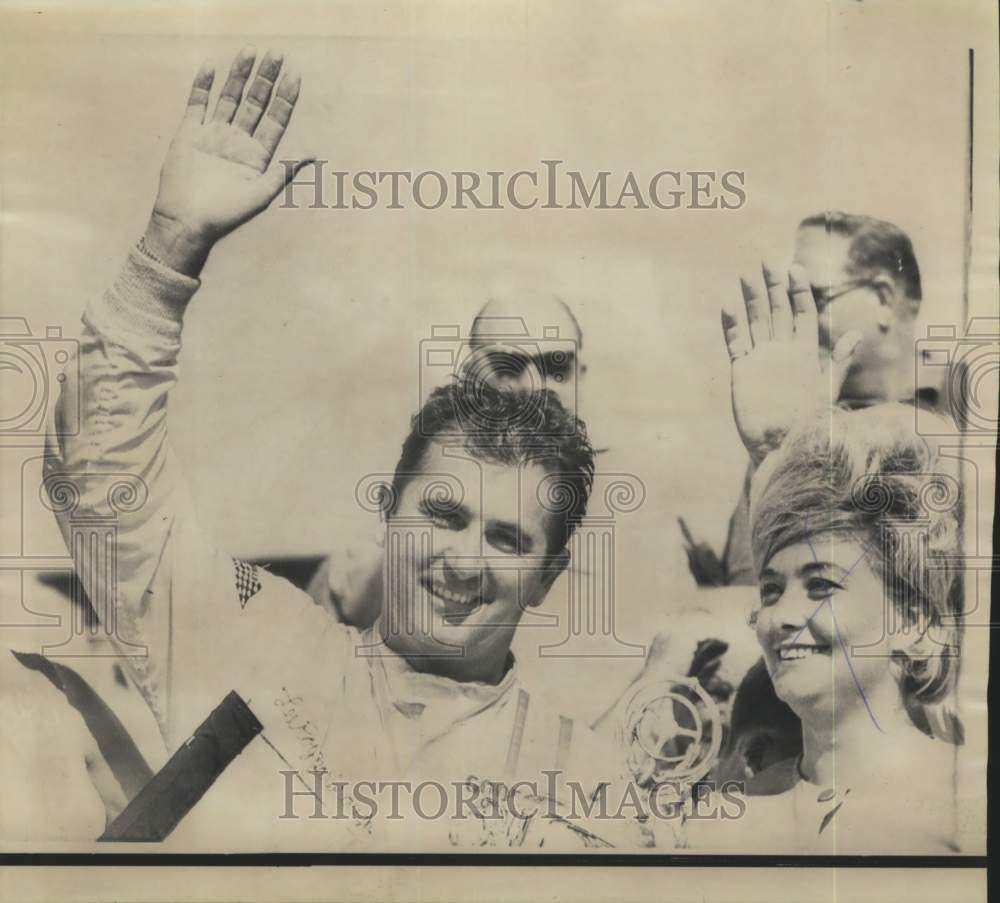 1968 Press Photo Stock Car Racer Lonnie &quot;LeeRoy&quot; Yarbrough Waves to Crowd- Historic Images