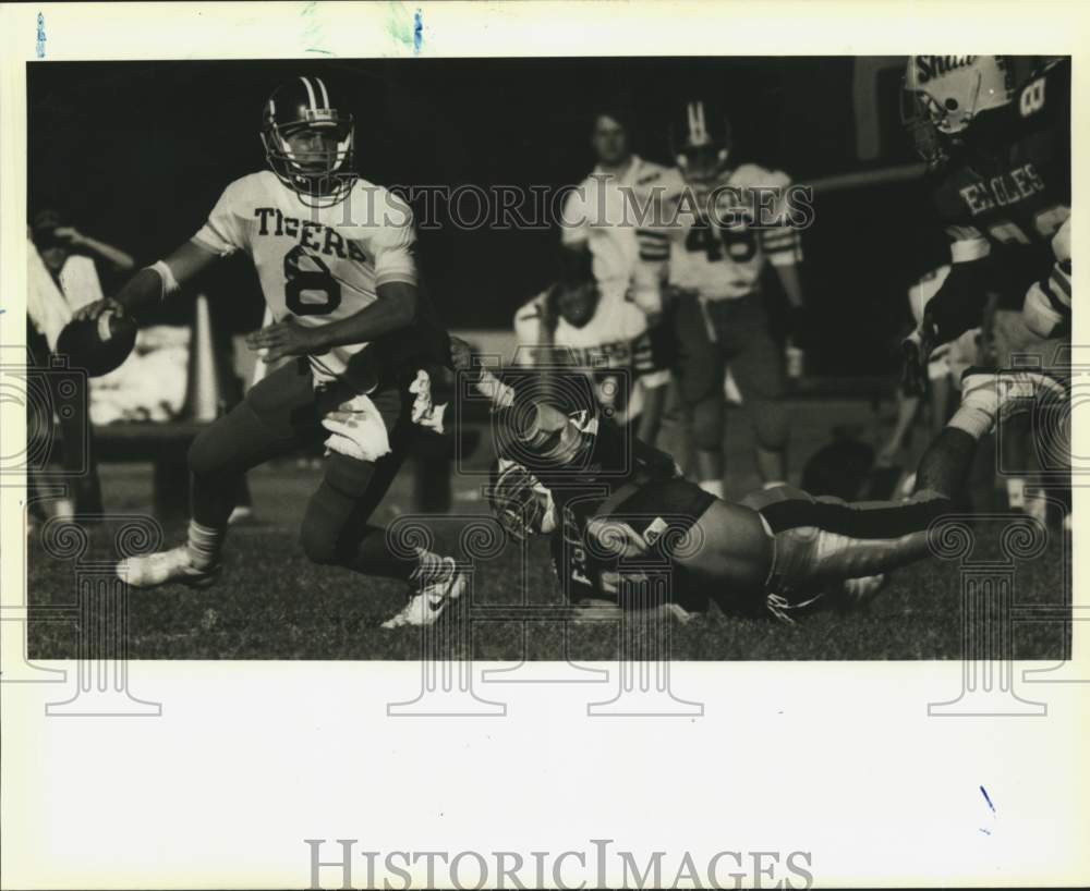 1988 Press Photo Holy Cross Versus Shaw Football Action - nos36139- Historic Images
