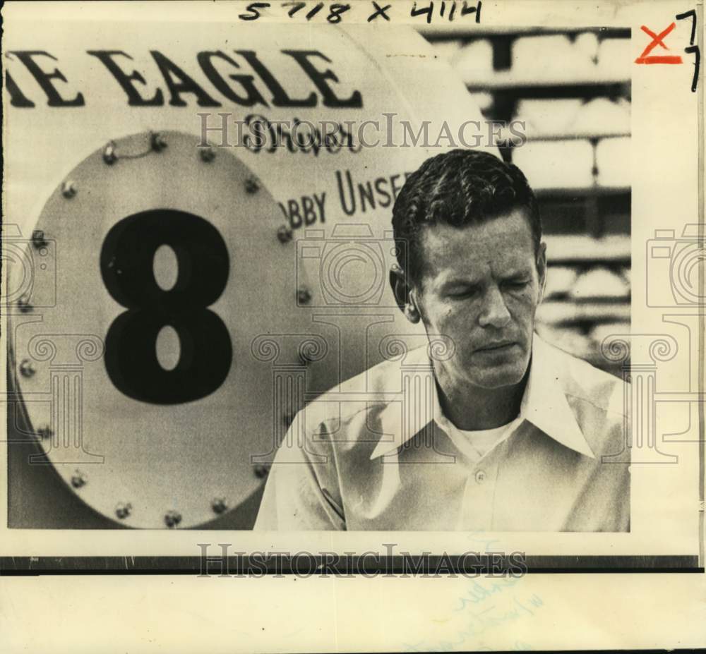 1973 Press Photo Car Racer Bobby Unser Complains of New Fuel Regulation to Press- Historic Images