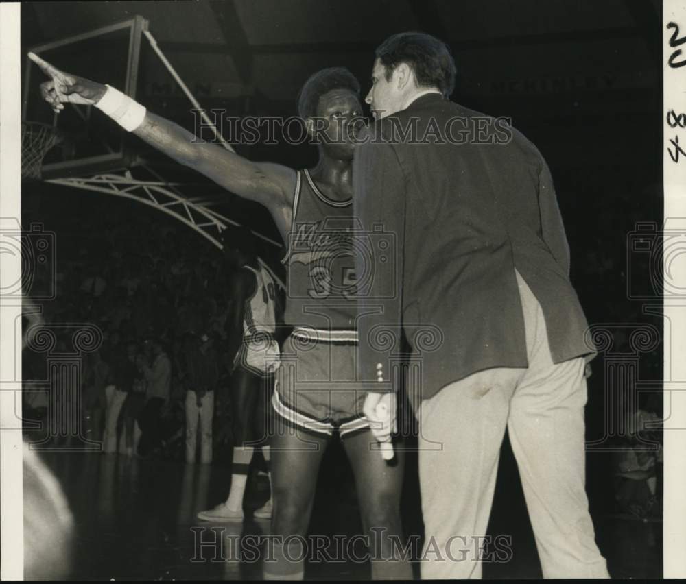 1971 Press Photo Basketball Player Dale Valdery Makes Point to Andy Russo- Historic Images