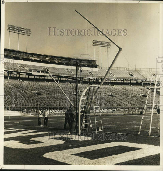 1967 Press Photo Crew Moves Goal Posts to Goal Line at Tulane Stadium- Historic Images