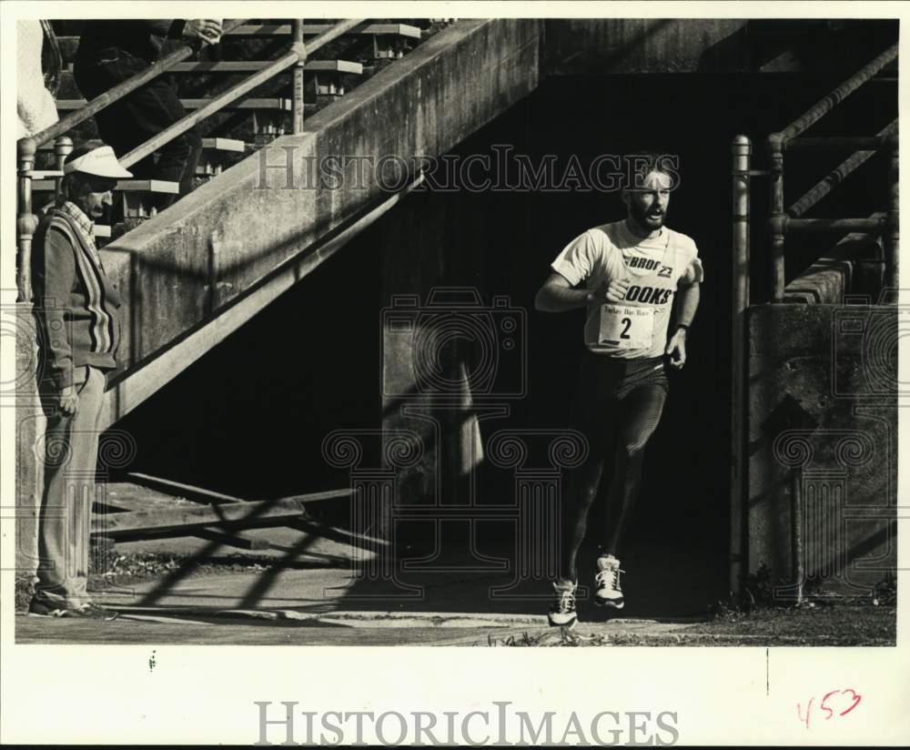 1984 Press Photo Frontrunner Ian Wilkinson enters Tad Gormley Stadium.- Historic Images