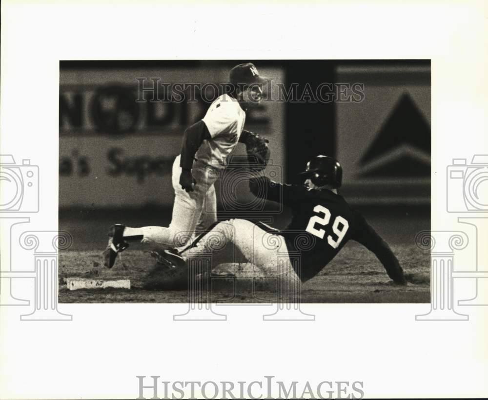 1988 Press Photo University of New Orleans Baseballer Outs Nichols State Player- Historic Images