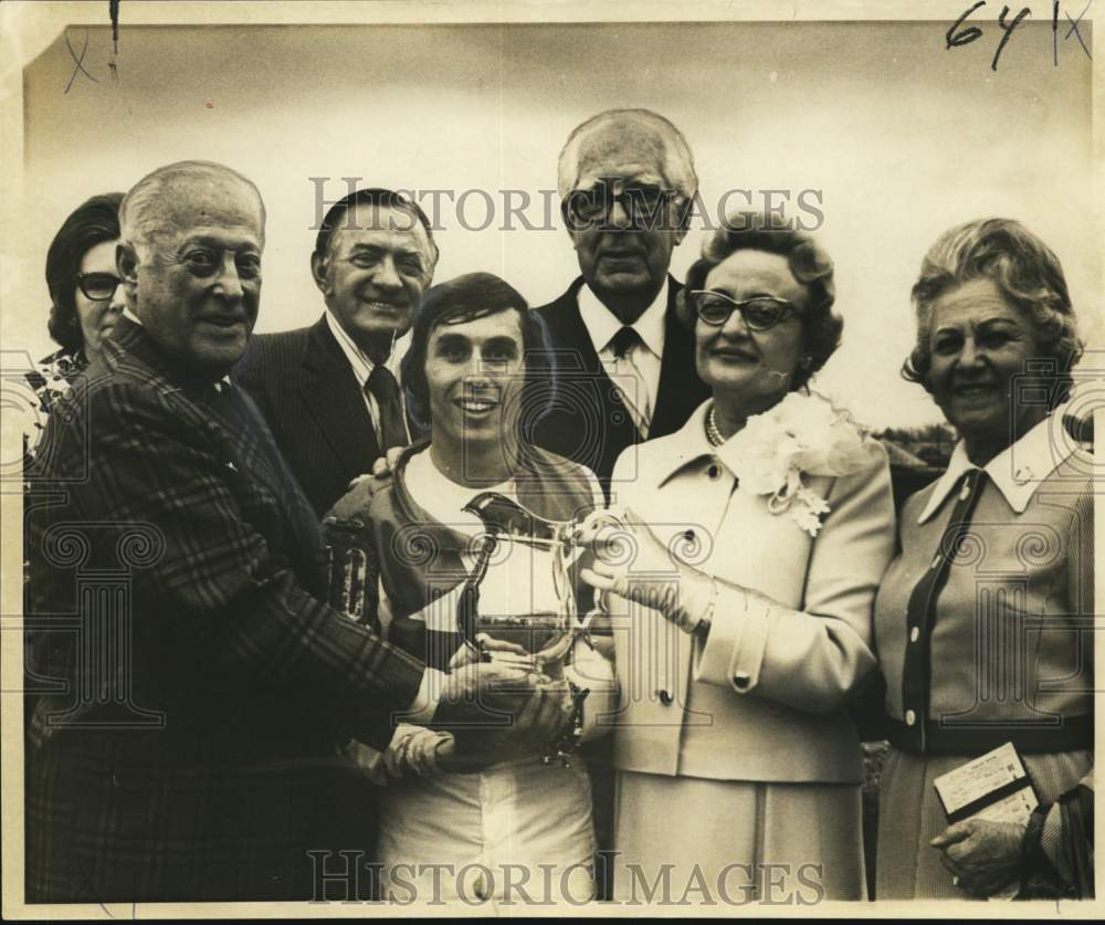 1972 Press Photo Horse No Le Hace Owner, Trainer, Jockey Receive Trophy- Historic Images