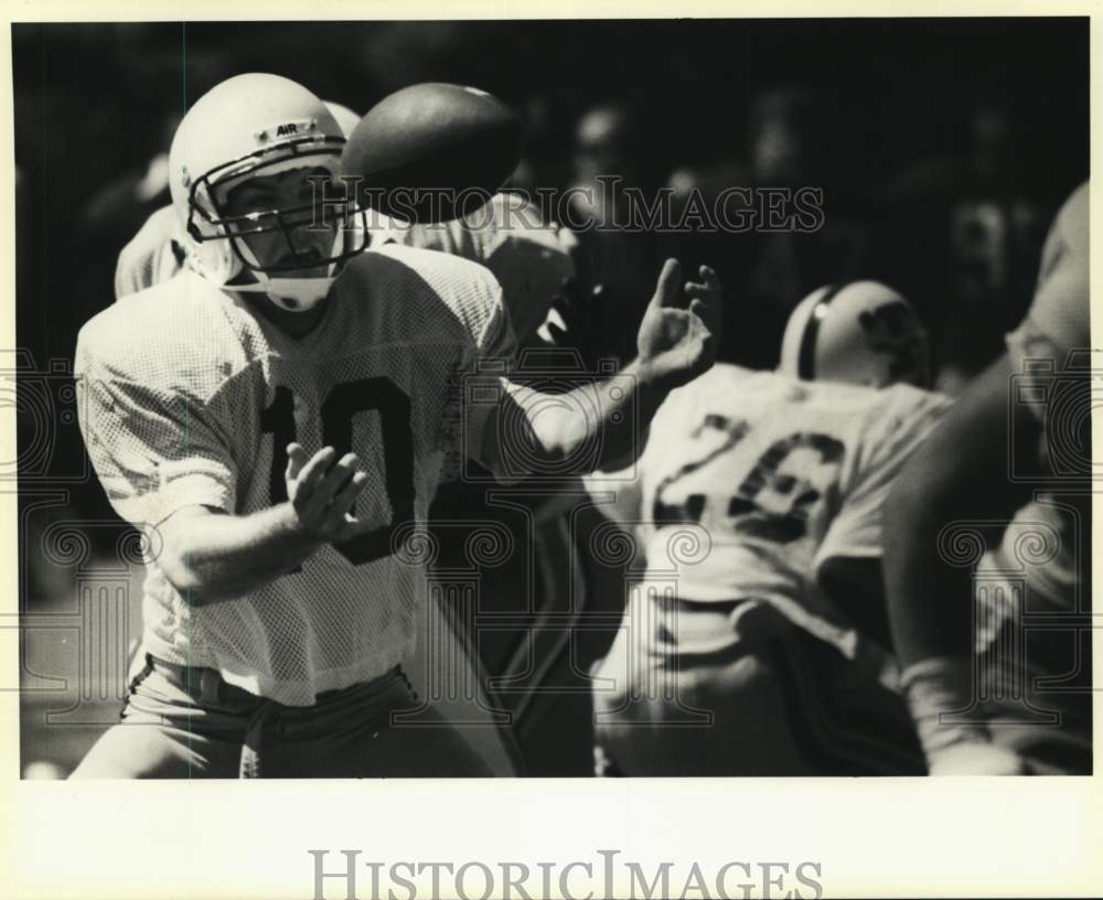 1990 Press Photo Tulane quarterback #10 bobbles the ball before fumbling it.- Historic Images