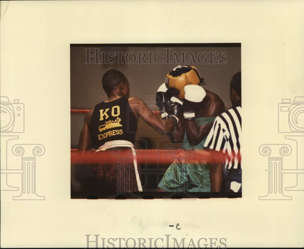 1989 Press Photo K.O. Express Boxer Punches Face of Jackson Barracks Opponent- Historic Images