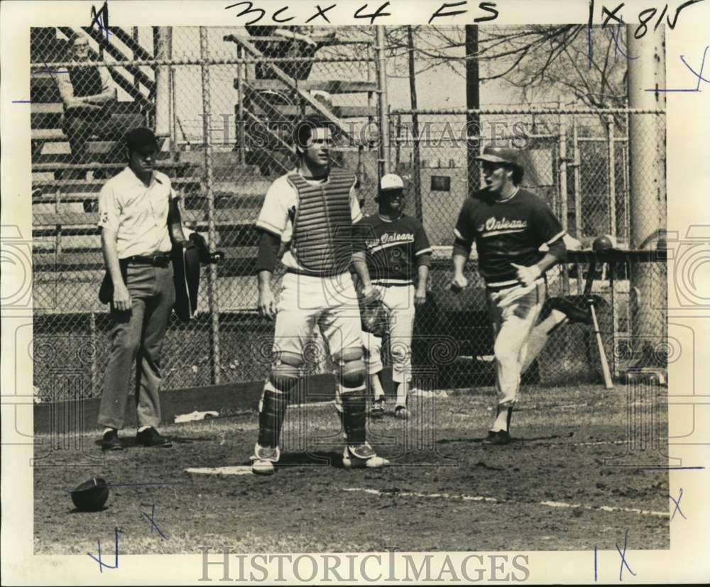 1975 Press Photo Univ. of New Orleans on baseball field with the Leathernecks.- Historic Images