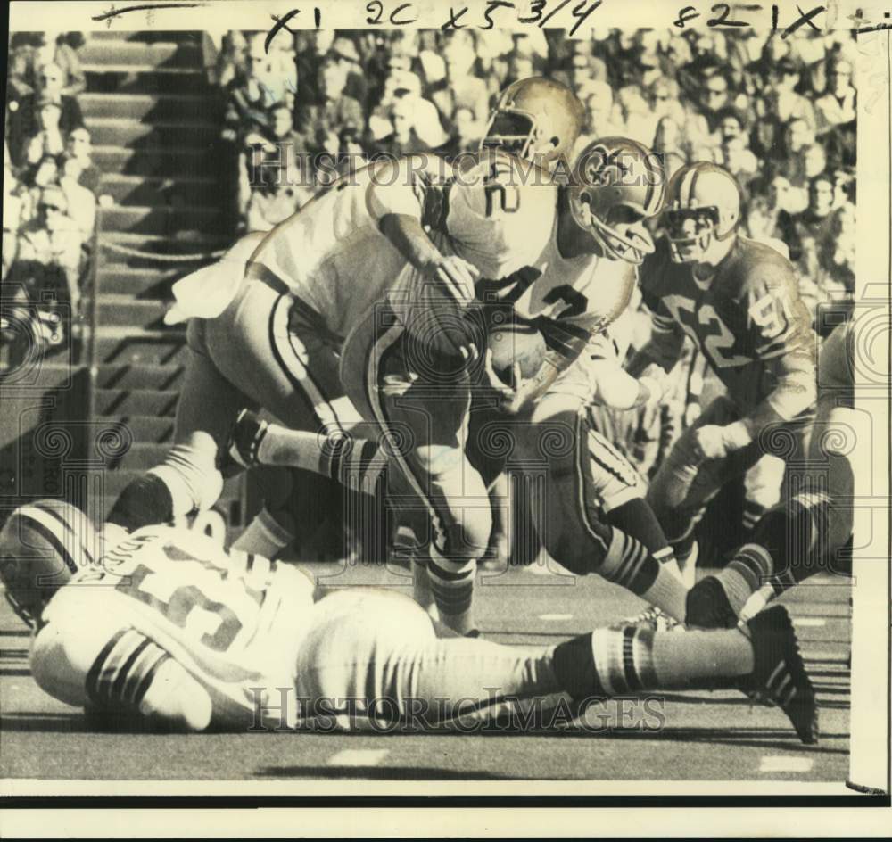 1971 Press Photo Saints&#39; Jim Strong Gains against 49ers in Football Action- Historic Images