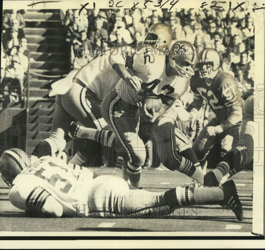 1971 Press Photo Saints' Jim Strong Gains against 49ers in Football Action- Historic Images