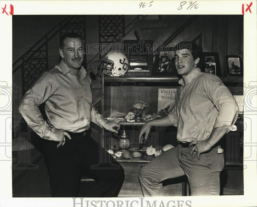 1986 Press Photo Steve, Mike Stonebreaker - Football Playing Family at Home- Historic Images