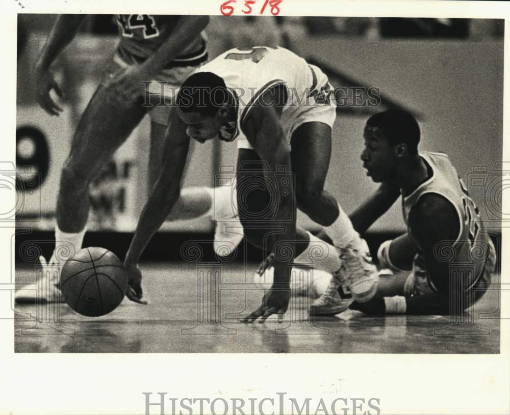 1983 Press Photo Florida&#39;s Basketballer Scrambles After Ball against Tulane- Historic Images