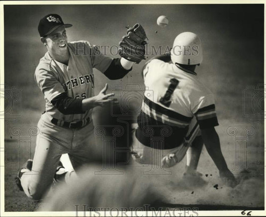1989 Press Photo Bobble Keeps Runner Safe, Tulane, Southern Mississippi Baseball- Historic Images