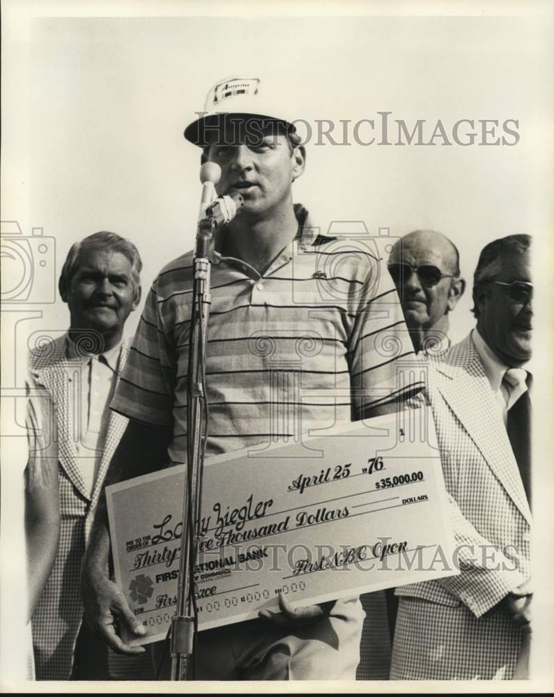 1976 Press Photo Golfer Larry Ziegler with First NBC Open Winner&#39;s Check- Historic Images