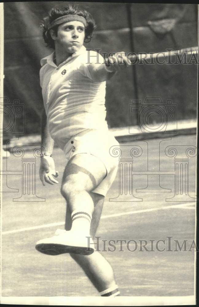 1975 Press Photo Guillermo Vilas returns to Jaime Fillol at U.S. Open Tennis- Historic Images