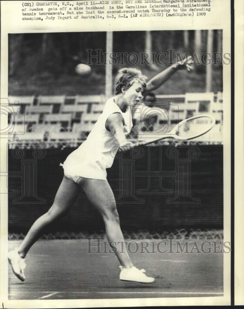 1969 Press Photo Margareta Stranberg of Sweden gets off a nice backhand in match- Historic Images