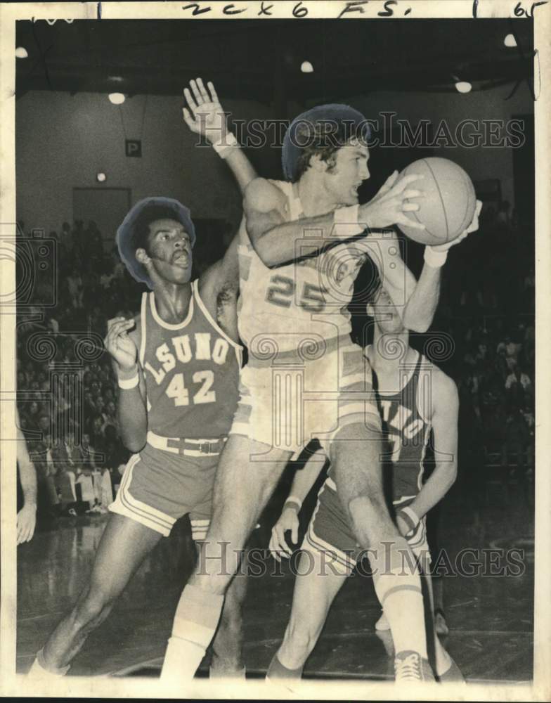 1974 Press Photo Tulane Greenie, Luther Strange (No. 25) gathers in a rebound.- Historic Images