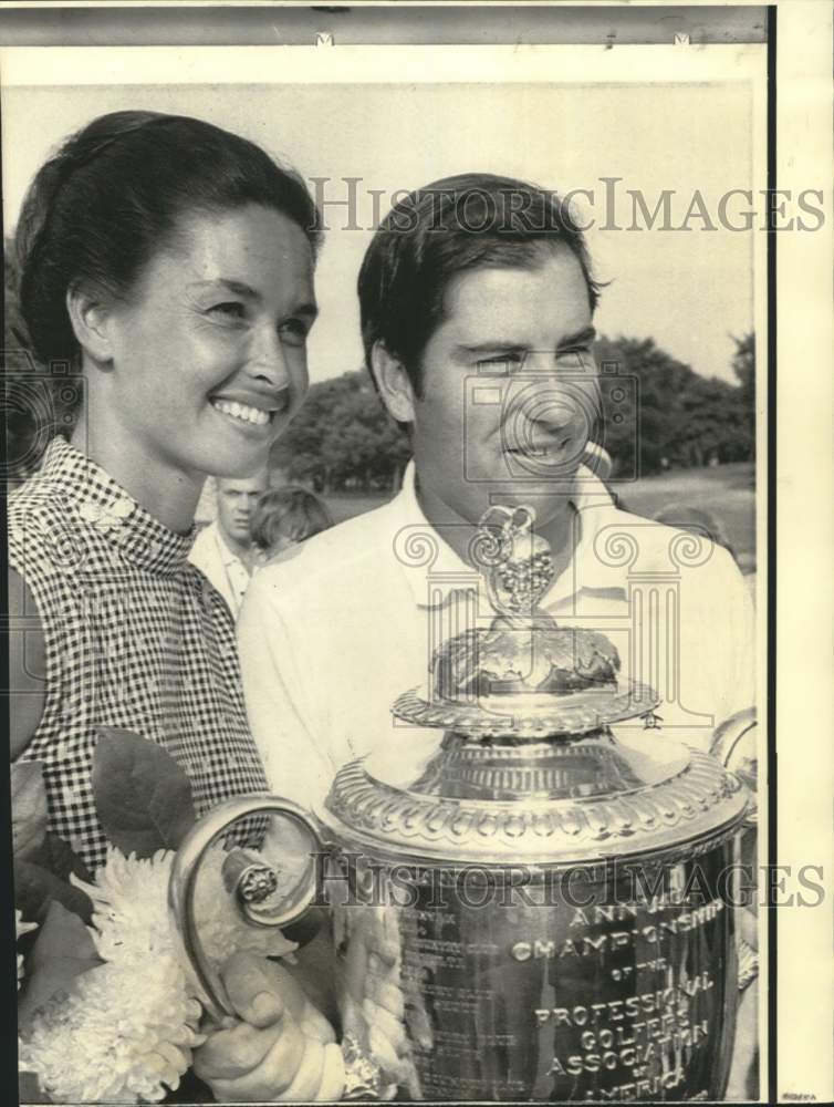 1970 Press Photo Golfer Dave Stockton, Wife with Winner&#39;s Trophy - nos36898- Historic Images