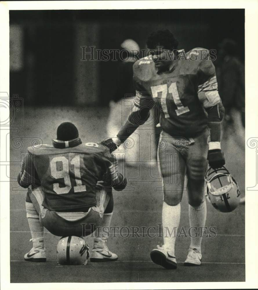 1984 Press Photo Southern offensive guard, David Ricard consoles teammate.- Historic Images