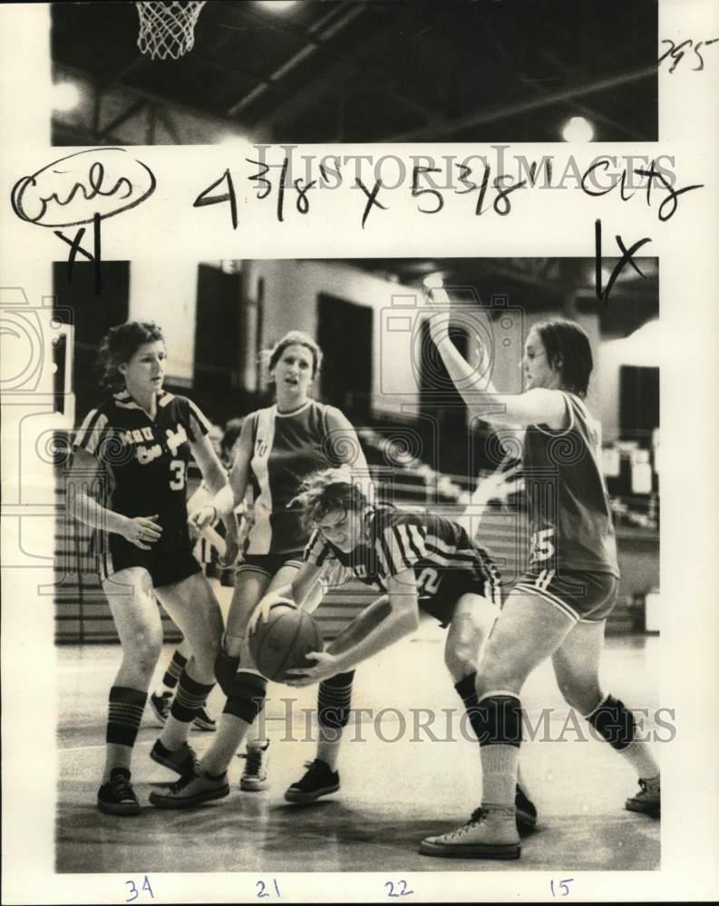 1976 Press Photo Tulane Versus McNeese Women&#39;s Basketball Action, New Orleans- Historic Images