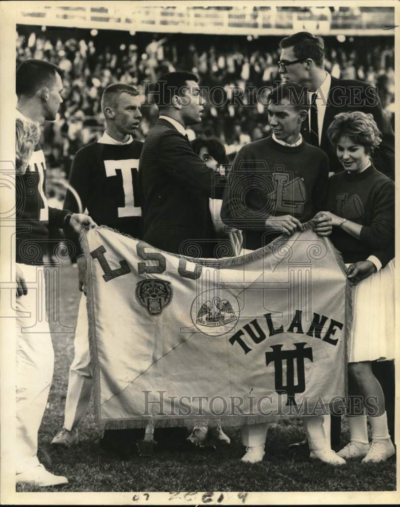 1961 Press Photo Louisiana State Tigers Win Tulane Football Clash, Take &quot;Rag&quot;- Historic Images