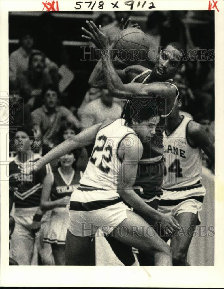 1983 Press Photo Tulane University Basketballers in Court Action, New Orleans- Historic Images