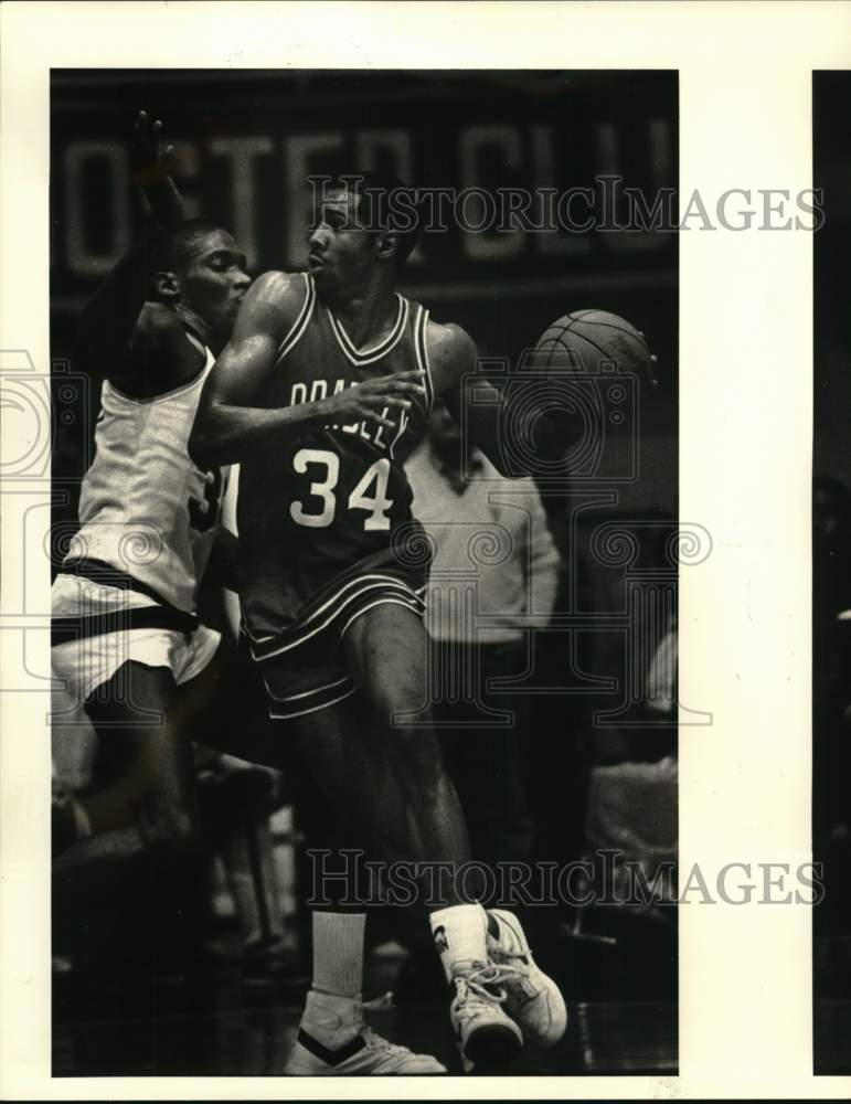 1984 Press Photo Tulane Basketballer Jon Johnson Guards Bradley&#39;s Voise Winters- Historic Images