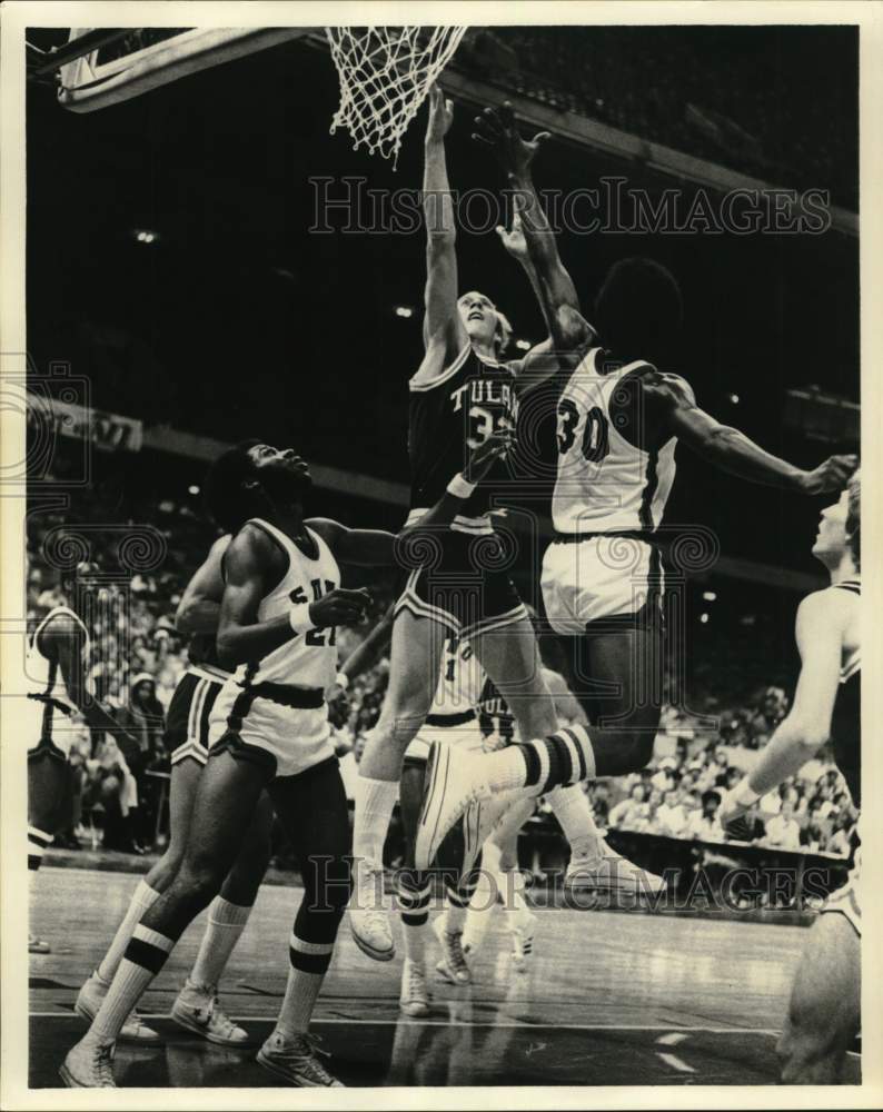 1976 Press Photo Tulane University Basketball Action, New Orleans - nos37055- Historic Images