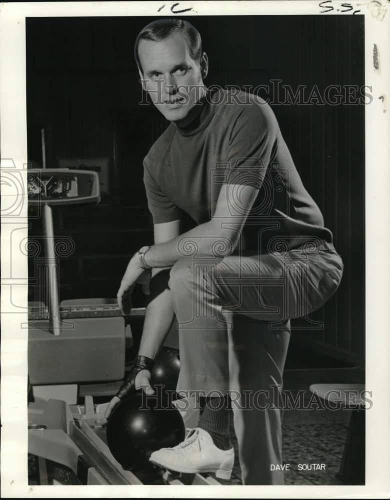 1970 Press Photo Bowler Dave Soutar Poses in Alley Lane - nos37071- Historic Images